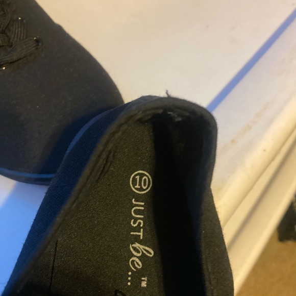 Black Tennis shoes - Picture 3 of 3